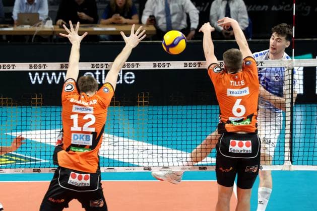 DEU, DVV, 1 VBL, BR Volleys vs VfB Friedrichshafen, 15 04 2024, Max Schmeling Halle, Berlin, DEU, DVV, 1 VBL, BR Volleys vs VfB Friedrichshafen, in the picture Johannes Tille BR Volleys 6 , Jackson Young Friedrichshafen 15 Photo Juergen Engler nordphoto GmbH nordphotoxGmbHx xEngler nph00076