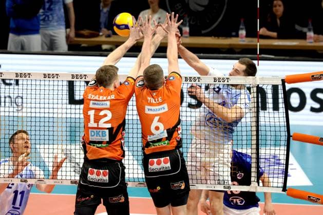 DEU, DVV, 1 VBL, BR Volleys vs VfB Friedrichshafen, 15 04 2024, Max Schmeling Halle, Berlin, DEU, DVV, 1 VBL, BR Volleys vs VfB Friedrichshafen, in the picture Saso Stalekar BR Volleys 12 , Johannes Tille BR Volleys 6 , Jackson Young Friedrichshafen 15 Photo Juergen Engler nordphoto GmbH nordphotoxGmbHx xEngler nph00076
