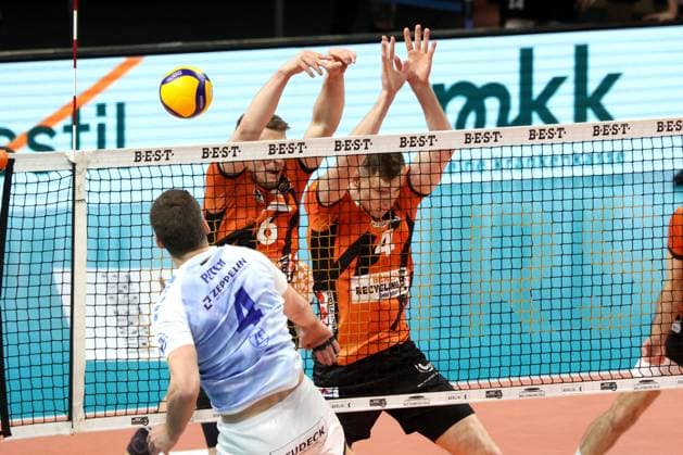 DEU, DVV, 1 VBL, BR Volleys vs VfB Friedrichshafen, 15 04 2024, Max Schmeling Halle, Berlin, DEU, DVV, 1 VBL, BR Volleys vs VfB Friedrichshafen, in the picture Johannes Tille BR Volleys 6 , Timo Tammemaa BR Volleys 4 , Tim Peter Friedrichshafen 4 Photo Juergen Engler nordphoto GmbH nordphotoxGmbHx xEngler nph00076