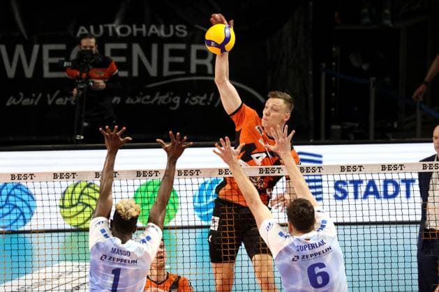 DEU, DVV, 1 VBL, BR Volleys vs VfB Friedrichshafen, 15 04 2024, Max Schmeling Halle, Berlin, DEU, DVV, 1 VBL, BR Volleys vs VfB Friedrichshafen, in the picture Timo Tammemaa BR Volleys 4 , Jose Israel Masso Alvarez Friedrichshafen 1 , äMichal Superlak Friedrichshafen 6 Photo Juergen Engler nordphoto GmbH nordphotoxGmbHx xEngler nph00076