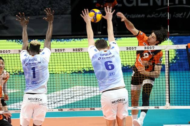 DEU, DVV, 1 VBL, BR Volleys vs VfB Friedrichshafen, 15 04 2024, Max Schmeling Halle, Berlin, DEU, DVV, 1 VBL, BR Volleys vs VfB Friedrichshafen, in the picture Timothee Carle BR Volleys 9 , Michal Superlak Friedrichshafen 6 Photo Juergen Engler nordphoto GmbH nordphotoxGmbHx xEngler nph00076