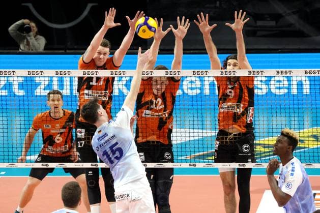 DEU, DVV, 1 VBL, BR Volleys vs VfB Friedrichshafen, 15 04 2024, Max Schmeling Halle, Berlin, DEU, DVV, 1 VBL, BR Volleys vs VfB Friedrichshafen, in the picture Marek Sotola BR Volleys 17 , Saso Stalekar BR Volleys 12 , Timothee Carle BR Volleys 9 , Jackson Young Friedrichshafen 15 Photo Juergen Engler nordphoto GmbH nordphotoxGmbHx xEngler nph00076