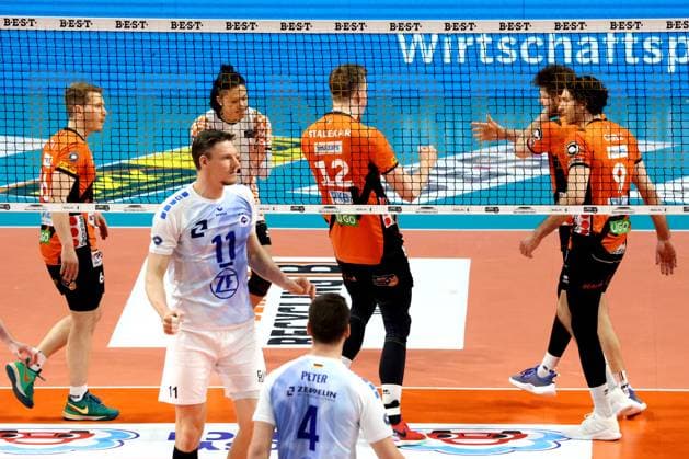DEU, DVV, 1 VBL, BR Volleys vs VfB Friedrichshafen, 15 04 2024, Max Schmeling Halle, Berlin, DEU, DVV, 1 VBL, BR Volleys vs VfB Friedrichshafen, in the picture BR Volleys player circle, Marcus Boehme Friedrichshafen 11 Photo Juergen Engler nordphoto GmbH nordphotoxGmbHx xEngler nph00076