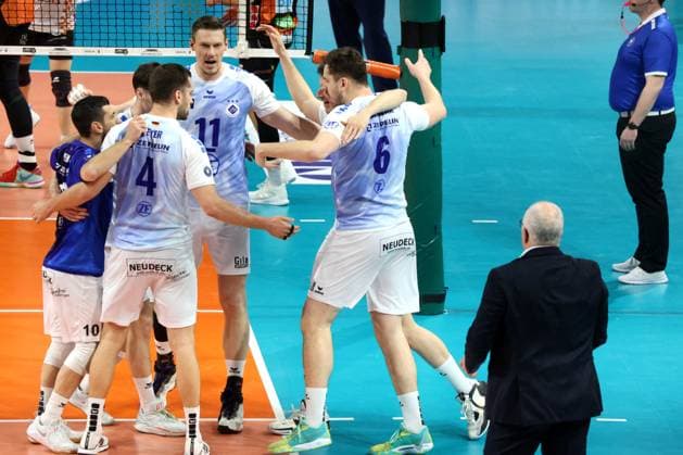 DEU, DVV, 1 VBL, BR Volleys vs VfB Friedrichshafen, 15 04 2024, Max Schmeling Halle, Berlin, DEU, DVV, 1 VBL, BR Volleys vs VfB Friedrichshafen, in the picture Friedrichshafen players circle, head coach Mark Lebedew Friedrichshafen Photo Juergen Engler nordphoto GmbH nordphotoxGmbHx xEngler nph00076