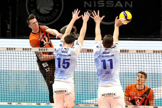 DEU, DVV, 1 VBL, BR Volleys vs VfB Friedrichshafen, 15 04 2024, Max Schmeling Halle, Berlin, DEU, DVV, 1 VBL, BR Volleys vs VfB Friedrichshafen, in the picture Marek Sotola BR Volleys 17 , Jackson Young Friedrichshafen 15 , Marcus Boehme Friedrichshafen 11 Foto Juergen Engler nordphoto GmbH nordphotoxGmbHx xEngler nph00076