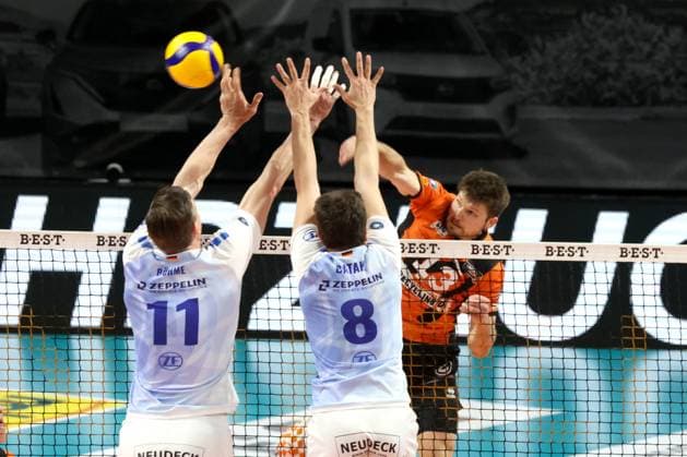 DEU, DVV, 1 VBL, BR Volleys vs VfB Friedrichshafen, 15 04 2024, Max Schmeling Halle, Berlin, DEU, DVV, 1 VBL, BR Volleys vs VfB Friedrichshafen, in the picture Ruben Schott BR Volleys 13 , Marcus Boehme Friedrichshafen 11 , Aleksa Batak Friedrichshafen 8 Photo Juergen Engler nordphoto GmbH nordphotoxGmbHx xEngler nph00076