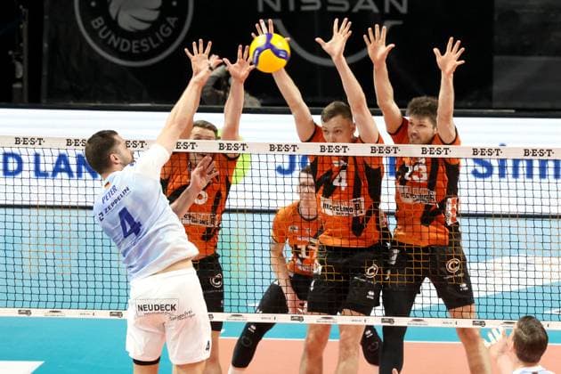 DEU, DVV, 1 VBL, BR Volleys vs VfB Friedrichshafen, 15 04 2024, Max Schmeling Halle, Berlin, DEU, DVV, 1 VBL, BR Volleys vs VfB Friedrichshafen, in the picture Johannes Tille BR Volleys 6 , Timo Tammemaa BR Volleys 4 , Ruben Schott BR Volleys 13 , Tim Peter Friedrichshafen 4 Photo Juergen Engler nordphoto GmbH nordphotoxGmbHx xEngler nph00076