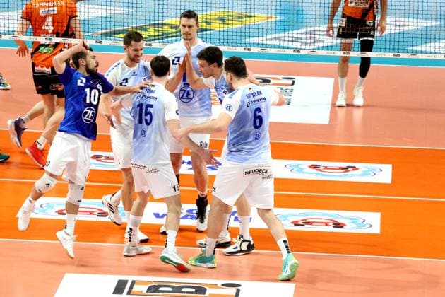 DEU, DVV, 1 VBL, BR Volleys vs VfB Friedrichshafen, 15 04 2024, Max Schmeling Halle, Berlin, DEU, DVV, 1 VBL, BR Volleys vs VfB Friedrichshafen, in the picture Friedrichshafen players circle Photo Juergen Engler nordphoto GmbH nordphotoxGmbHx xEngler nph00076