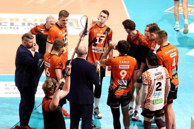 DEU, DVV, 1 VBL, BR Volleys vs VfB Friedrichshafen, 15 04 2024, Max Schmeling Halle, Berlin, DEU, DVV, 1 VBL, BR Volleys vs VfB Friedrichshafen, in the picture coach Joel Banks BR Volleys , BR Volleys player circle Photo Juergen Engler nordphoto GmbH nordphotoxGmbHx xEngler nph00076