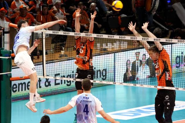 DEU, DVV, 1 VBL, BR Volleys vs VfB Friedrichshafen, 15 04 2024, Max Schmeling Halle, Berlin, DEU, DVV, 1 VBL, BR Volleys vs VfB Friedrichshafen, in the picture Johannes Tille BR Volleys 6 , Saso Stalekar BR Volleys 12 , Jackson Young Friedrichshafen 15 Photo Juergen Engler nordphoto GmbH nordphotoxGmbHx xEngler nph00076