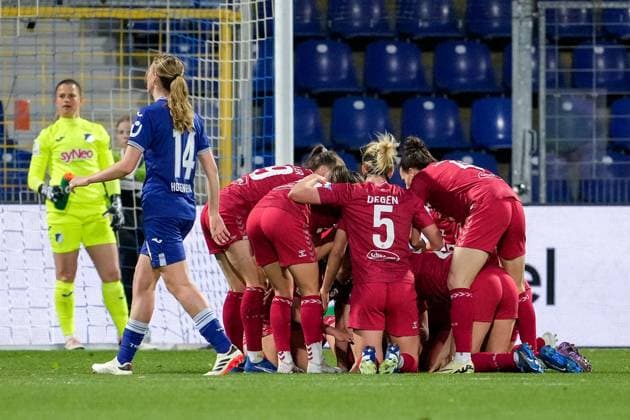 players of 1 FC Köln, celebrate the goal, celebrate the goal, goal, celebration, cheering about the goal, optimistic, game scene, highlight, action, action, 15 04 2024, Sinsheim Hoffenheim Germany , Football, Google Pixel Women Bundesliga, TSG 1899 Hoffenheim 1 FC Köln, DFB DFL REGULATIONS PROHIBIT ANY USE OF PHOTOGRAPHS AS IMAGE SEQUENCES AND OR QUASI VIDEO xozx