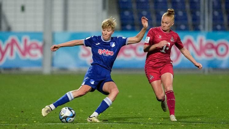 v li Paulina Krumbiegel TSG, 8 , Laura Vogt Köln, 8 , duel, duel, tackle, tackling, dynamics, action, action, 15 04 2024, Sinsheim Hoffenheim Germany , Football, Google Pixel Women Bundesliga, TSG 1899 Hoffenheim 1 FC Köln, DFB DFL REGULATIONS PROHIBIT ANY USE OF PHOTOGRAPHS AS IMAGE SEQUENCES AND OR QUASI VIDEO xozx