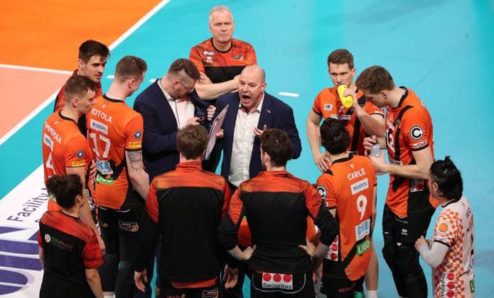 Coach Joel Banks talks to the team, time-out Sport Volleyball Playoff Final 1 Match Bundesliga Men Season 2023 2024 15 04 2024 BR Volleys Berlin BRV vs VfB Friedrichshafen