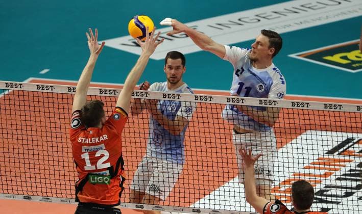 Saso Stalekar, Tim Peter, Marcus Böhme in attack duel Game scene Action Sport Volleyball Playoff Final 1 Match Bundesliga Men Season 2023 2024 15 04 2024 BR Volleys Berlin BRV vs VfB Friedrichshafen