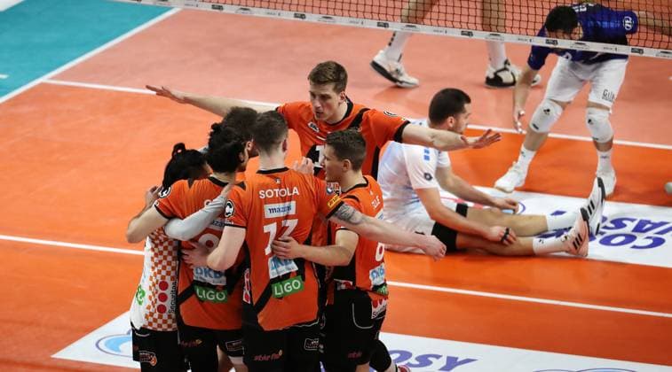 Satoshi Tsuiki, Timothee Carle, Marek Sotola, Saso Stalekar, Johannes Tille cheer after 1 1 set equalizer Joy Emotion Cheers Sport Volleyball Playoff Final 1 Match Bundesliga Men Season 2023 2024 15 04 2024 BR Volleys Berlin BRV vs VfB Friedrichshafen