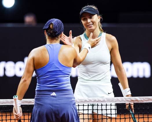 Paula Badosa ESP win the match, wins the match against Diana Shnaider Victory fist and jubilation at Paula Badosa hand clap at the net Paula Badosa vs Diana Shnaider GER Porsche Tennis Grand Prix GP Stuttgart 2024, Porsche Arena, 15 04 2024 GER Porsche Tennis Grand Prix GP Stuttgart 2024 Porsche Arena, 15 04 2024 Stuttgart Copyright: xEibner-Pressefoto RogerxBuerkex EP