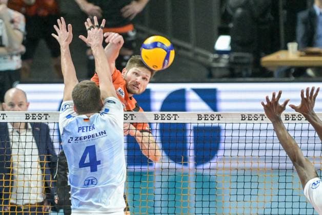 Berlin, Germany 15 April 2024 1 VBL 2023 2024 Final Sp 1 Berlin Recycling Volleys vs VfB Friedrichshafen Pictured from left in a duel Tim Peter VfB Friedrichshafen , Ruben Schott BR Volleys Copyright: xFotostandx xReuhlx