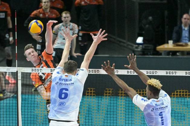 Berlin, Germany 15 April 2024 1 VBL 2023 2024 Final Sp 1 Berlin Recycling Volleys vs VfB Friedrichshafen Pictured from left in a duel Marek Sotola BR Volleys , Michal Superlak VfB Friedrichshafen , Jose Israel Masso Alvarez VfB Friedrichshafen Copyright: xFotostandx xReuhlx