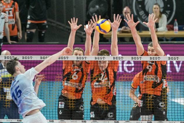 Berlin, Germany 15 April 2024 1 VBL 2023 2024 Final Sp 1 Berlin Recycling Volleys vs VfB Friedrichshafen Pictured from left Jackson Young VfB Friedrichshafen , Johannes Tille BR Volleys , Saso Stalekar BR Volleys , Timothee Carle BR Volleys Copyright: xFotostandx xReuhlx