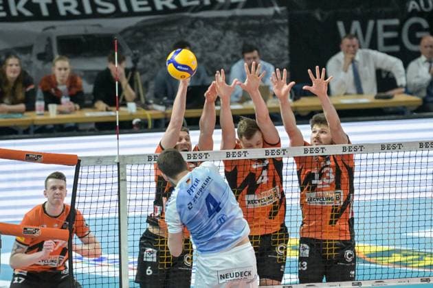 Berlin, Germany 15 April 2024 1 VBL 2023 2024 Final Sp 1 Berlin Recycling Volleys vs VfB Friedrichshafen In the picture Tim Peter VfB Friedrichshafen hits out into the Berlin block Johannes Tille BR Volleys , Timo Tammemaa BR Volleys , Ruben Schott BR Volleys Copyright: xFotostandx xReuhlx
