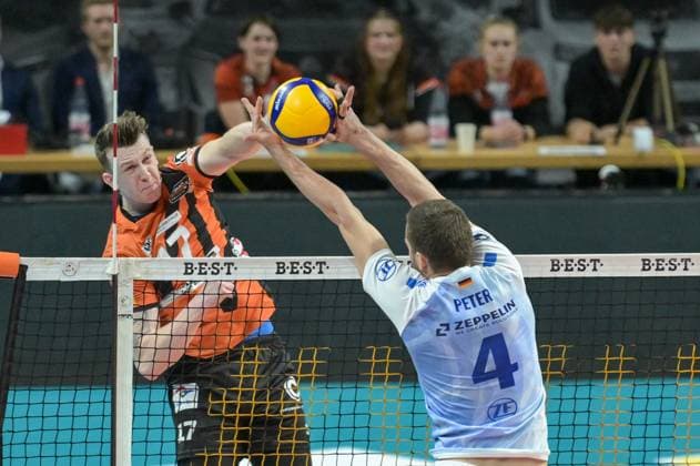 Sport Themen der Woche KW16 Sport Bilder des Tages Berlin, Deutschland 15. April 2024: 1. VBL - 2023 2024 - Finale - Sp.1 -Berlin Recycling Volleys vs. VfB Friedrichshafen Im Bild: v. li. im Zweikampf Marek Sotola (BR Volleys) vs. Tim Peter (VfB Friedrichshafen) *** Berlin, Germany 15 April 2024 1 VBL 2023 2024 Final Sp 1 Berlin Recycling Volleys vs VfB Friedrichshafen Pictured from left in duel Marek Sotola BR Volleys vs Tim Peter VfB Friedrichshafen Copyright: xFotostandx xReuhlx