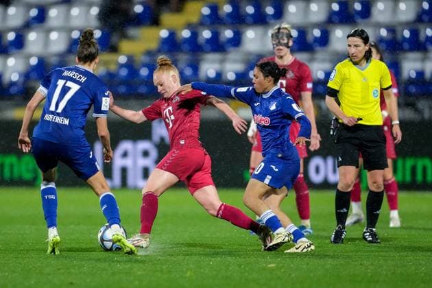 v li Franziska Harsch TSG, 17 , Laura Vogt Köln, 8 , Gia Corley TSG, 10 , duel, duel scene, duel, tackle, tackling, dynamics, action, action, 15 04 2024, Sinsheim Hoffenheim Germany , Football, Google Pixel Women Bundesliga, TSG 1899 Hoffenheim 1 FC Köln, DFB DFL REGULATIONS PROHIBIT ANY USE OF PHOTOGRAPHS AS IMAGE SEQUENCES AND OR QUASI VIDEO xozx