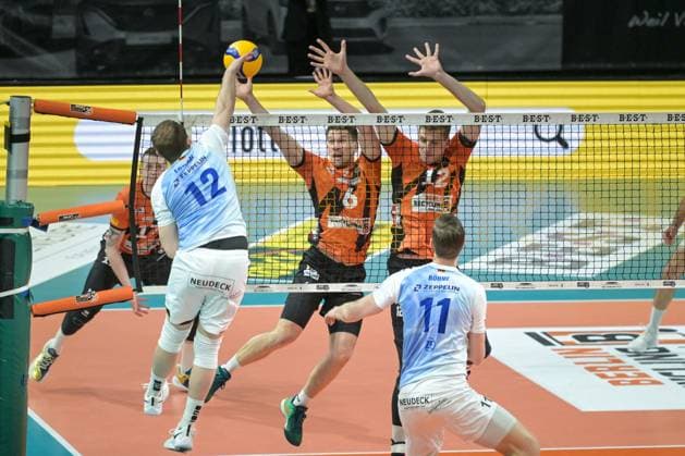 Berlin, Germany 15 April 2024 1 VBL 2023 2024 Final Sp 1 Berlin Recycling Volleys vs VfB Friedrichshafen Pictured from left in a duel Jan Fornal VfB Friedrichshafen , Johannes Tille BR Volleys , Saso Stalekar BR Volleys Copyright: xFotostandx xReuhlx