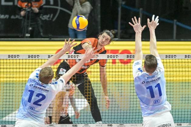 Berlin, Germany 15 April 2024 1 VBL 2023 2024 Final Sp 1 Berlin Recycling Volleys vs VfB Friedrichshafen In the picture Timothee Carle BR Volleys smashes the ball towards Jan Fornal VfB Friedrichshafen , Marcus Böhme VfB Friedrichshafen Copyright: xFotostandx xReuhlx