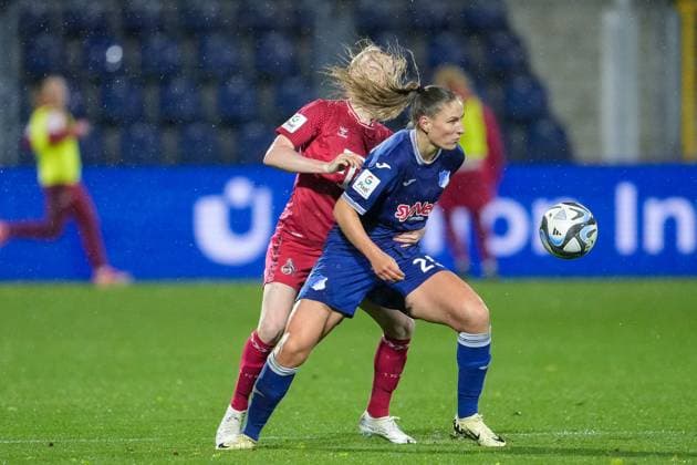 v li Anna Gerhardt Cologne, 21 , Melissa Kössler TSG, 25 , duel, duel, tackle, tackling, dynamics, action, action, 15 04 2024, Sinsheim Hoffenheim Germany , Football, Google Pixel Women Bundesliga, TSG 1899 Hoffenheim 1 FC Köln, DFB DFL REGULATIONS PROHIBIT ANY USE OF PHOTOGRAPHS AS IMAGE SEQUENCES AND OR QUASI VIDEO xozx