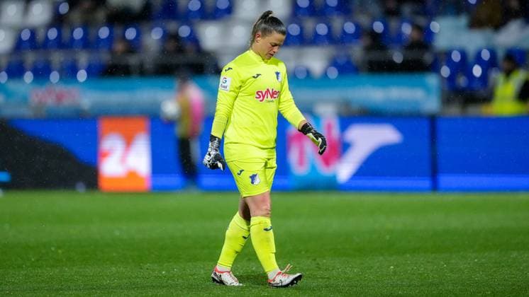 Martina Tufekovic Goalkeeper, TSG, 1 , looking disappointed, disappointment, frustration, disappointed, pessimistic, action, action scene, 15 04 2024, Sinsheim Hoffenheim Germany , Football, Google Pixel Women Bundesliga, TSG 1899 Hoffenheim 1 FC Köln, DFB DFL REGULATIONS PROHIBIT ANY USE OF PHOTOGRAPHS AS IMAGE SEQUENCES AND OR QUASI VIDEO xozx
