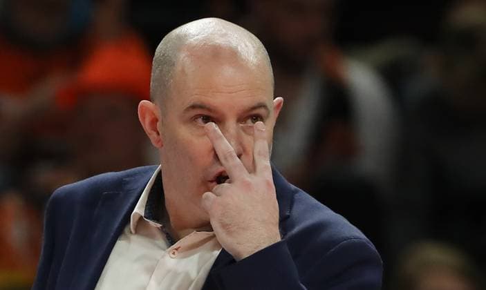 Coach Joel Banks pointing, gesturing action upper body Sport Volleyball Playoff Final 1 Match Bundesliga Men Season 2023 2024 15 04 2024 BR Volleys Berlin BRV vs VfB Friedrichshafen