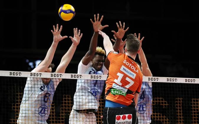 Marek Sotola in attack, Michal Superlak, Jose Israel Masso Alvarez, Tim Peter duel Match scene Action Sport Volleyball Playoff Final 1 Match Bundesliga Men Season 2023 2024 15 04 2024 BR Volleys Berlin BRV vs VfB Friedrichshafen