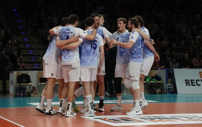 Michal Superlak, Marcus Böhme, Tim Peter, Aleksa Batak, Jan Fornal cheering after 2 3 win match win joy emotion jubilation sport volleyball playoff final 1 match Bundesliga men season 2023 2024 15 04 2024 BR Volleys Berlin BRV vs VfB Friedrichshafen