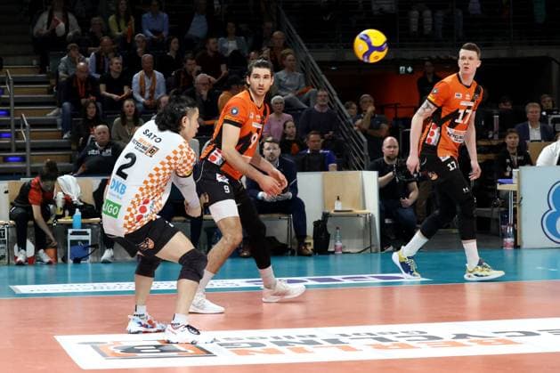 DEU, DVV, 1 VBL, BR Volleys vs VfB Friedrichshafen, 15 04 2024, Max Schmeling Halle, Berlin, DEU, DVV, 1 VBL, BR Volleys vs VfB Friedrichshafen, in the picture ball reception by Satoshi Tsuiki BR Volleys 2 , Timothee Carle BR Volleys 9 , Marek Sotola BR Volleys 17 Photo Juergen Engler nordphoto GmbH nordphotoxGmbHx xEngler nph00076