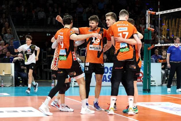 DEU, DVV, 1 VBL, BR Volleys vs VfB Friedrichshafen, 15 04 2024, Max Schmeling Halle, Berlin, DEU, DVV, 1 VBL, BR Volleys vs VfB Friedrichshafen, in the picture BR Volleys players circle, Ruben Schott BR Volleys 13 Photo Juergen Engler nordphoto GmbH nordphotoxGmbHx xEngler nph00076