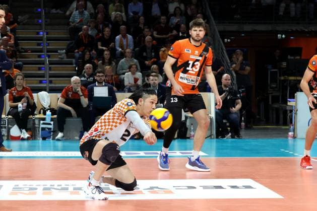 DEU, DVV, 1 VBL, BR Volleys vs VfB Friedrichshafen, 15 04 2024, Max Schmeling Halle, Berlin, DEU, DVV, 1 VBL, BR Volleys vs VfB Friedrichshafen, in the picture ball reception by Satoshi Tsuiki BR Volleys 2 , Ruben Schott BR Volleys 13 Photo Juergen Engler nordphoto GmbH nordphotoxGmbHx xEngler nph00076