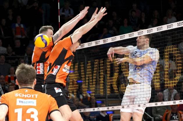 DEU, DVV, 1 VBL, BR Volleys vs VfB Friedrichshafen, 15 04 2024, Max Schmeling Halle, Berlin, DEU, DVV, 1 VBL, BR Volleys vs VfB Friedrichshafen, in the picture Marek Sotola BR Volleys 17 , Timo Tammemaa BR Volleys 4 , Michal Superlak Friedrichshafen 6 Photo Juergen Engler nordphoto GmbH nordphotoxGmbHx xEngler nph00076