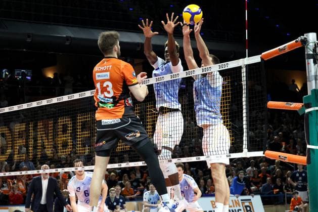 DEU, DVV, 1 VBL, BR Volleys vs VfB Friedrichshafen, 15 04 2024, Max Schmeling Halle, Berlin, DEU, DVV, 1 VBL, BR Volleys vs VfB Friedrichshafen, in the picture Ruben Schott BR Volleys 13 , Jose Israel Masso Alvarez Friedrichshafen 1 , Tim Peter Friedrichshafen 4 Photo Juergen Engler nordphoto GmbH nordphotoxGmbHx xEngler nph00076