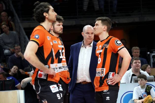 DEU, DVV, 1 VBL, BR Volleys vs VfB Friedrichshafen, 15 04 2024, Max Schmeling Halle, Berlin, DEU, DVV, 1 VBL, BR Volleys vs VfB Friedrichshafen, in the picture coach Joel Banks BR Volleys , Timothee Carle BR Volleys 9 , Ruben Schott BR Volleys 13 , Johannes Tille BR Volleys 6 Photo Juergen Engler nordphoto GmbH nordphotoxGmbHx xEngler nph00076