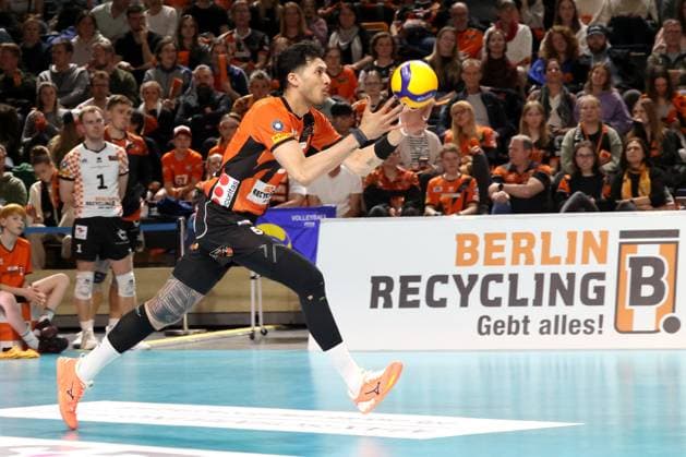 DEU, DVV, 1 VBL, BR Volleys vs VfB Friedrichshafen, 15 04 2024, Max Schmeling Halle, Berlin, DEU, DVV, 1 VBL, BR Volleys vs VfB Friedrichshafen, in the picture serve of Neheimjah Mote BR Volleys 5 Photo Juergen Engler nordphoto GmbH nordphotoxGmbHx xEngler nph00076