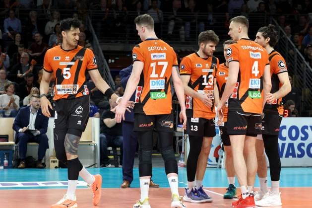 DEU, DVV, 1 VBL, BR Volleys vs VfB Friedrichshafen, 15 04 2024, Max Schmeling Halle, Berlin, DEU, DVV, 1 VBL, BR Volleys vs VfB Friedrichshafen, in the picture BR Volleys player circle, Neheimjah Mote BR Volleys 5 Photo Juergen Engler nordphoto GmbH nordphotoxGmbHx xEngler nph00076