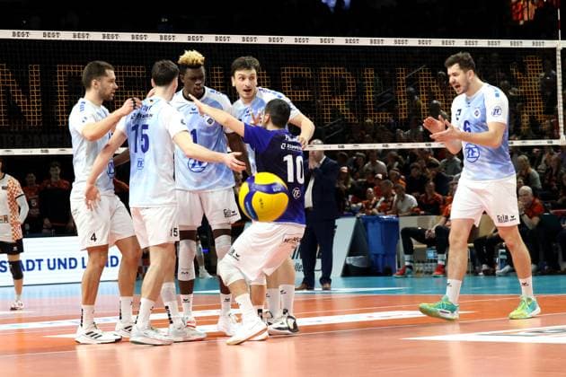 DEU, DVV, 1 VBL, BR Volleys vs VfB Friedrichshafen, 15 04 2024, Max Schmeling Halle, Berlin, DEU, DVV, 1 VBL, BR Volleys vs VfB Friedrichshafen, in the picture Friedrichshafen players circle Photo Juergen Engler nordphoto GmbH nordphotoxGmbHx xEngler nph00076