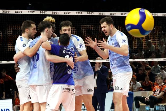 DEU, DVV, 1 VBL, BR Volleys vs VfB Friedrichshafen, 15 04 2024, Max Schmeling Halle, Berlin, DEU, DVV, 1 VBL, BR Volleys vs VfB Friedrichshafen, in the picture Friedrichshafen players circle Photo Juergen Engler nordphoto GmbH nordphotoxGmbHx xEngler nph00076
