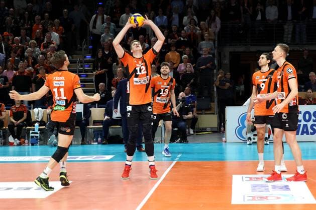 DEU, DVV, 1 VBL, BR Volleys vs VfB Friedrichshafen, 15 04 2024, Max Schmeling Halle, Berlin, DEU, DVV, 1 VBL, BR Volleys vs VfB Friedrichshafen, in the picture BR Volleys players circle, Saso Stalekar BR Volleys 12 Photo Juergen Engler nordphoto GmbH nordphotoxGmbHx xEngler nph00076