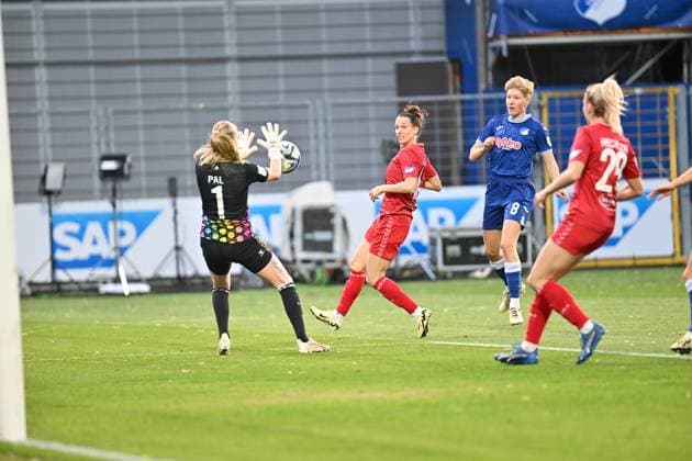 Google Pixel Womens Bundesliga TSG Hoffenheim vs 1 FC Köln Hoffenheim, 15 04 2024 Jasmin Pal 1 FC Köln, 1 holds the first goal shot of the Hoffenheim women Google Pixel Womens Bundesliga, Matchday 18 TSG Hoffenheim vs 1 FC Köln on 15 04 2024 at the Dietmar Hopp Stadium in Hoffenheim DFL REGULATIONS PROHIBIT ANY USE OF PHOTOGRAPHS AS IMAGE SEQUENCES AND OR QUASI VIDEO Copyright: xBEAUTIFULxSPORTS Gelhardtx