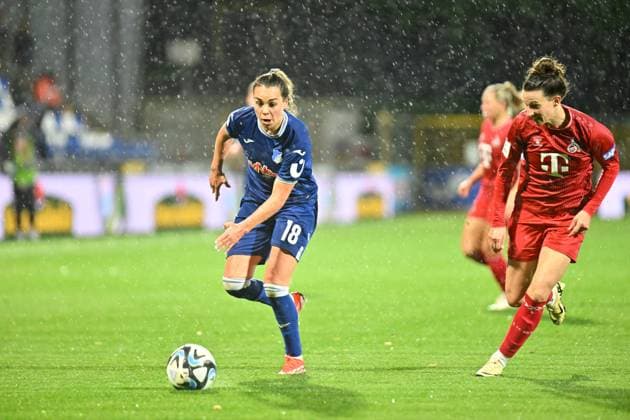 Google Pixel Frauen Bundesliga TSG Hoffenheim vs 1 FC Köln Hoffenheim, 15 04 2024 Julia Hickelsberger TSG Hoffenheim, 18 , Sara Agrez 1 FC Köln, 4 Google Pixel Frauen Bundesliga, Matchday 18 TSG Hoffenheim vs 1 FC Köln on 15 04 2024 at Dietmar Hopp Stadion in Hoffenheim DFL REGULATIONS PROHIBIT ANY USE OF PHOTOGRAPHS AS IMAGE SEQUENCES AND OR QUASI VIDEO Copyright: xBEAUTIFULxSPORTS Gelhardtx