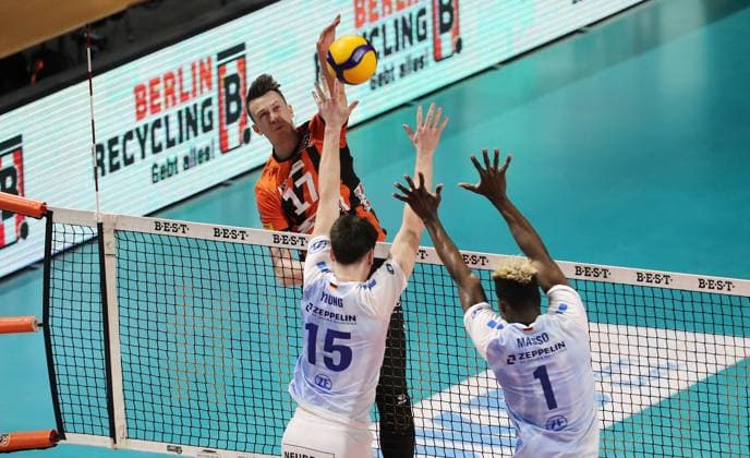 Marek Sotola in attack, Jackson Young, Jose Israel Masso Alvarez duel Game scene Action Sport Volleyball Playoff Final 1 Match Bundesliga Men Season 2023 2024 15 04 2024 BR Volleys Berlin BRV vs VfB Friedrichshafen