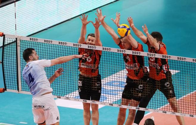 Tim Peter in attack, Johannes Tille, Timo Tammemaa, Ruben Schott duel Game scene Action Sport Volleyball Playoff Final 1 Match Bundesliga Men Season 2023 2024 15 04 2024 BR Volleys Berlin BRV vs VfB Friedrichshafen