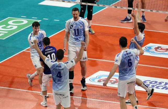 Jackson Young, Nikola Pekovic, Tim Peter, Marcus Böhme, Michal Superlak, Aleksa Batak, Friedrichshafeners cheer Joy Emotion Cheers Sport Volleyball Playoff Final 1 Match Bundesliga Men Season 2023 2024 15 04 2024 BR Volleys Berlin BRV vs VfB Friedrichshafen