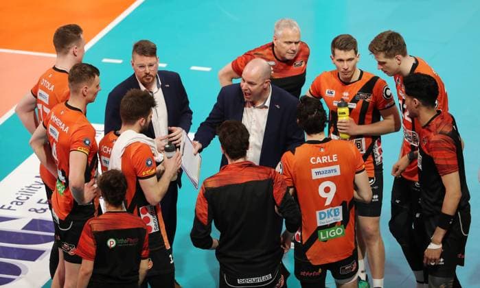 Coach Joel Banks talks to the team Time-out Sport Volleyball Playoff Final 1 Match Bundesliga Men Season 2023 2024 15 04 2024 BR Volleys Berlin BRV vs VfB Friedrichshafen